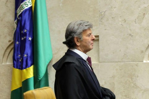 Fux revê votos e defende absolvição de réus do 8 de janeiro